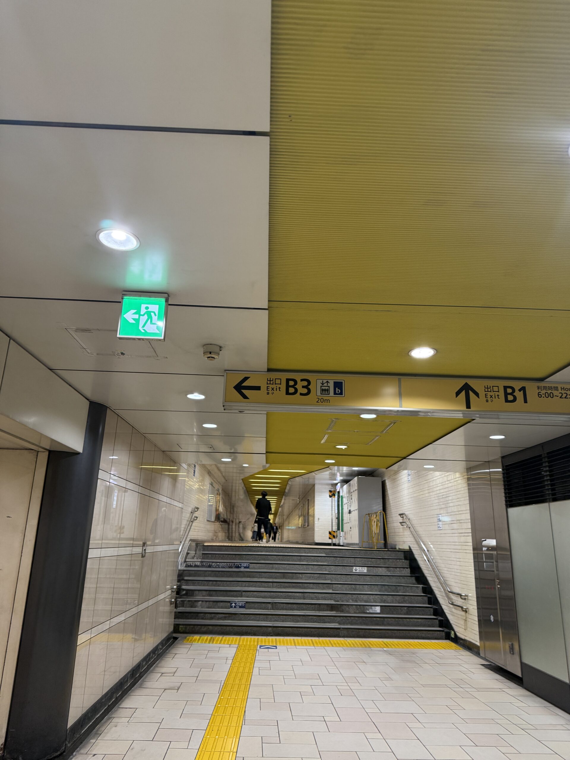 B3出口のエスカレーター・階段