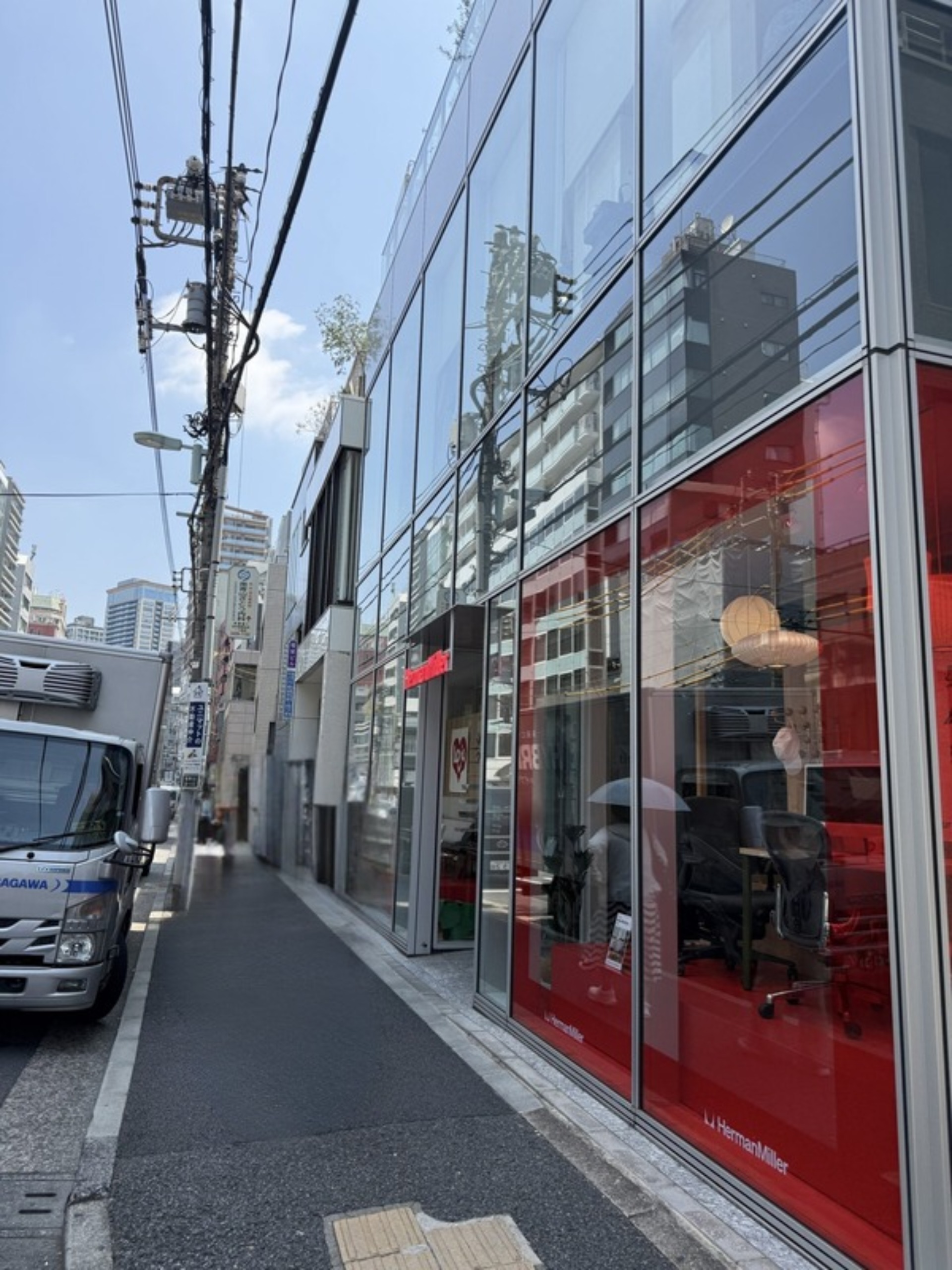 赤いガラス張りの Herman Miller