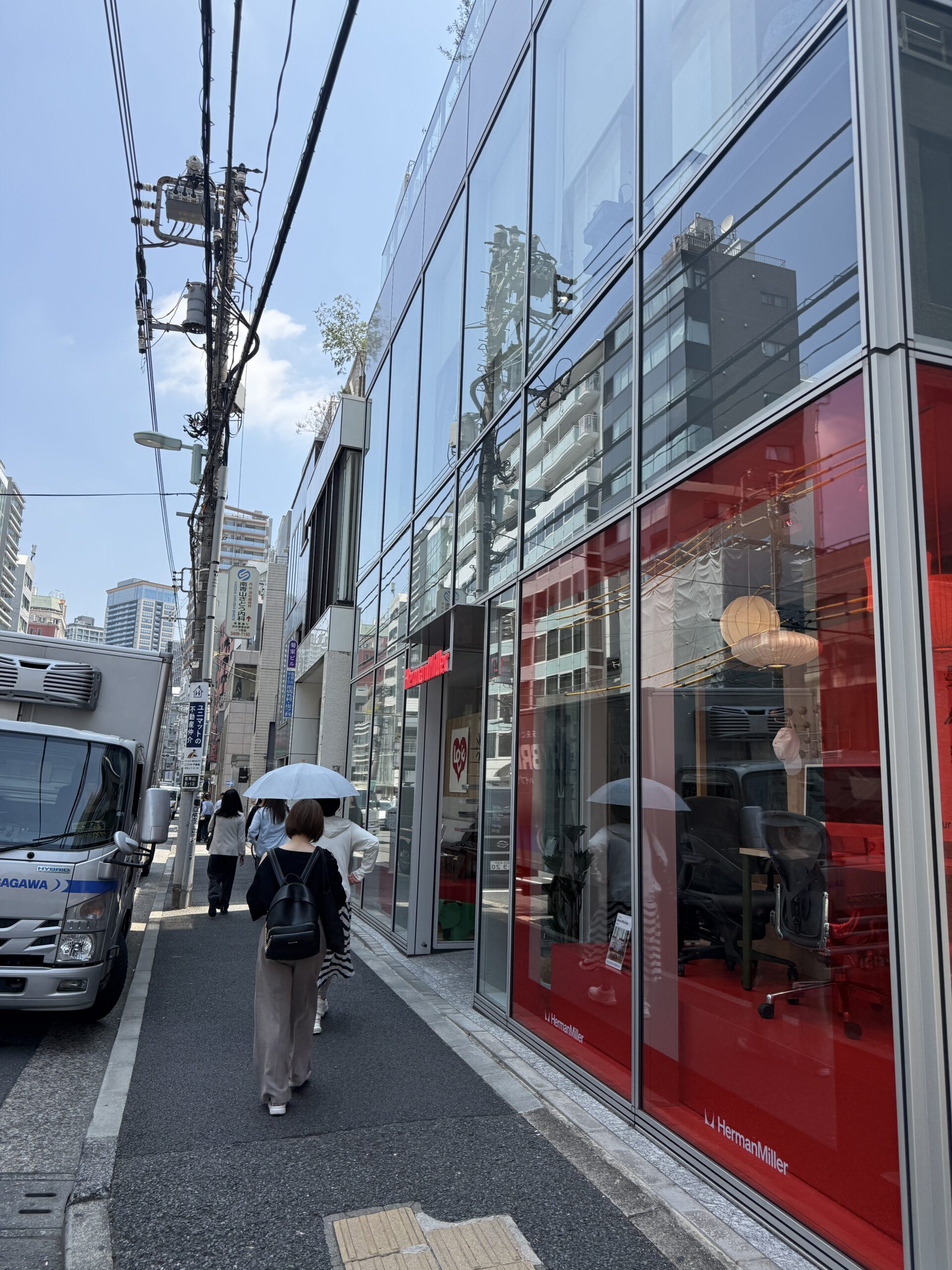 赤いガラス張りの Herman Miller
