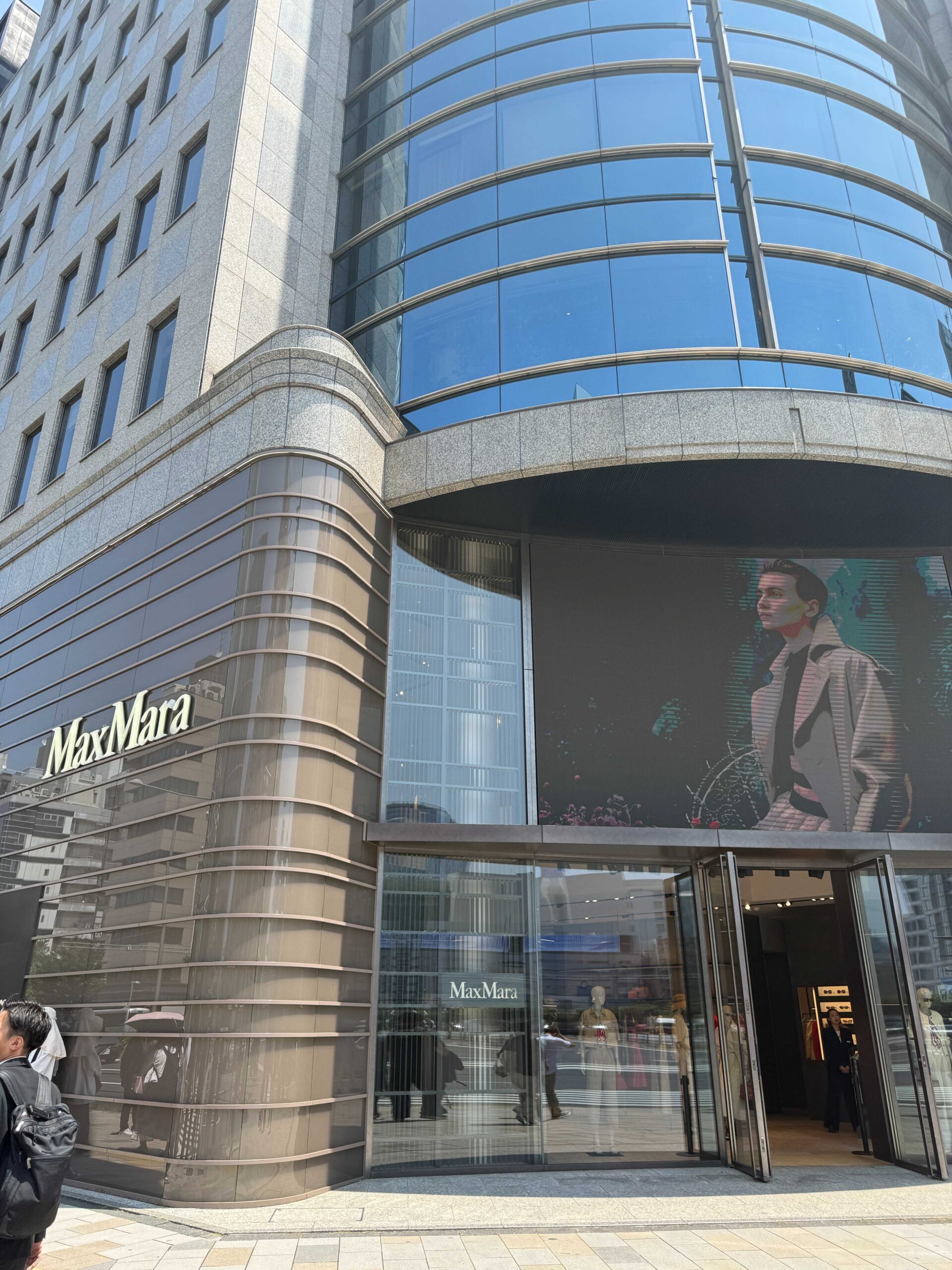 南青山五丁目交差点の Max Mara