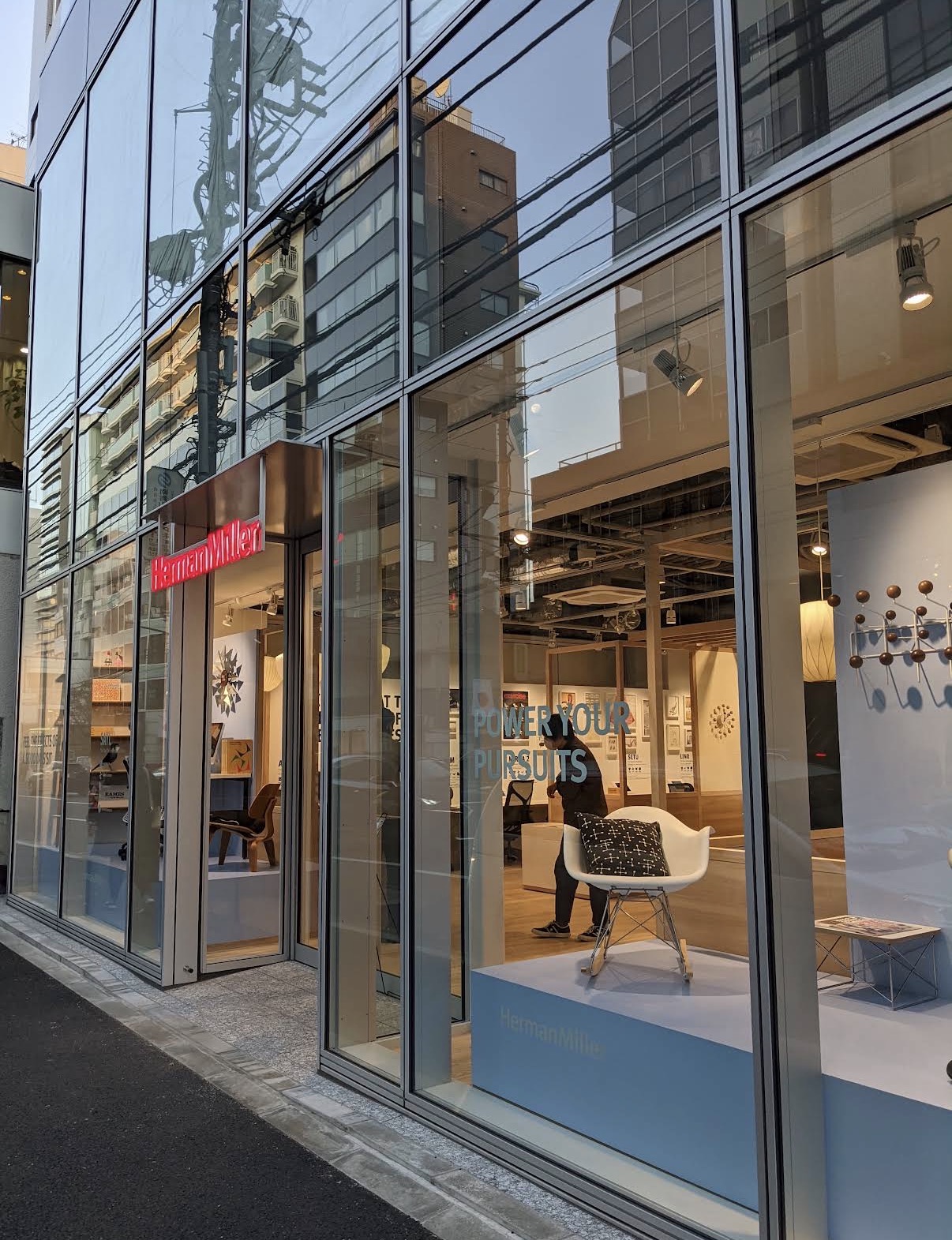骨董通り沿いのガラス張り Herman Miller 青山ストア