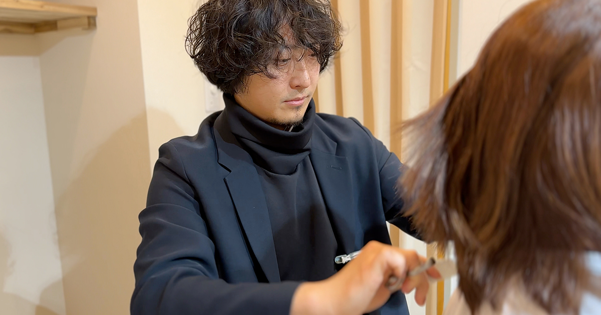 くせ毛カット専門美容師がお客様の髪をカットしている様子